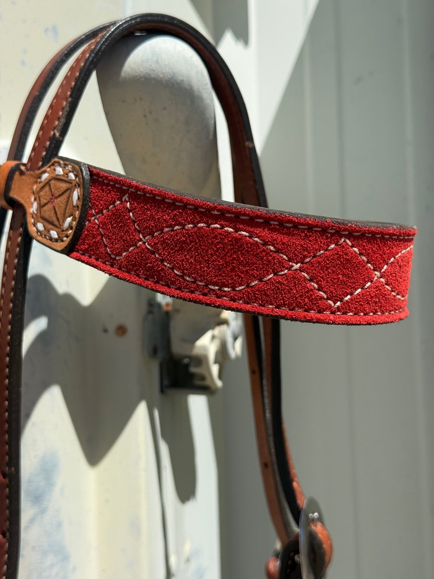 Alamo Saddlery 1-1/2" Contour Browband Headstall | Toast Leather, Red Suede Overlay & Hand Tooling