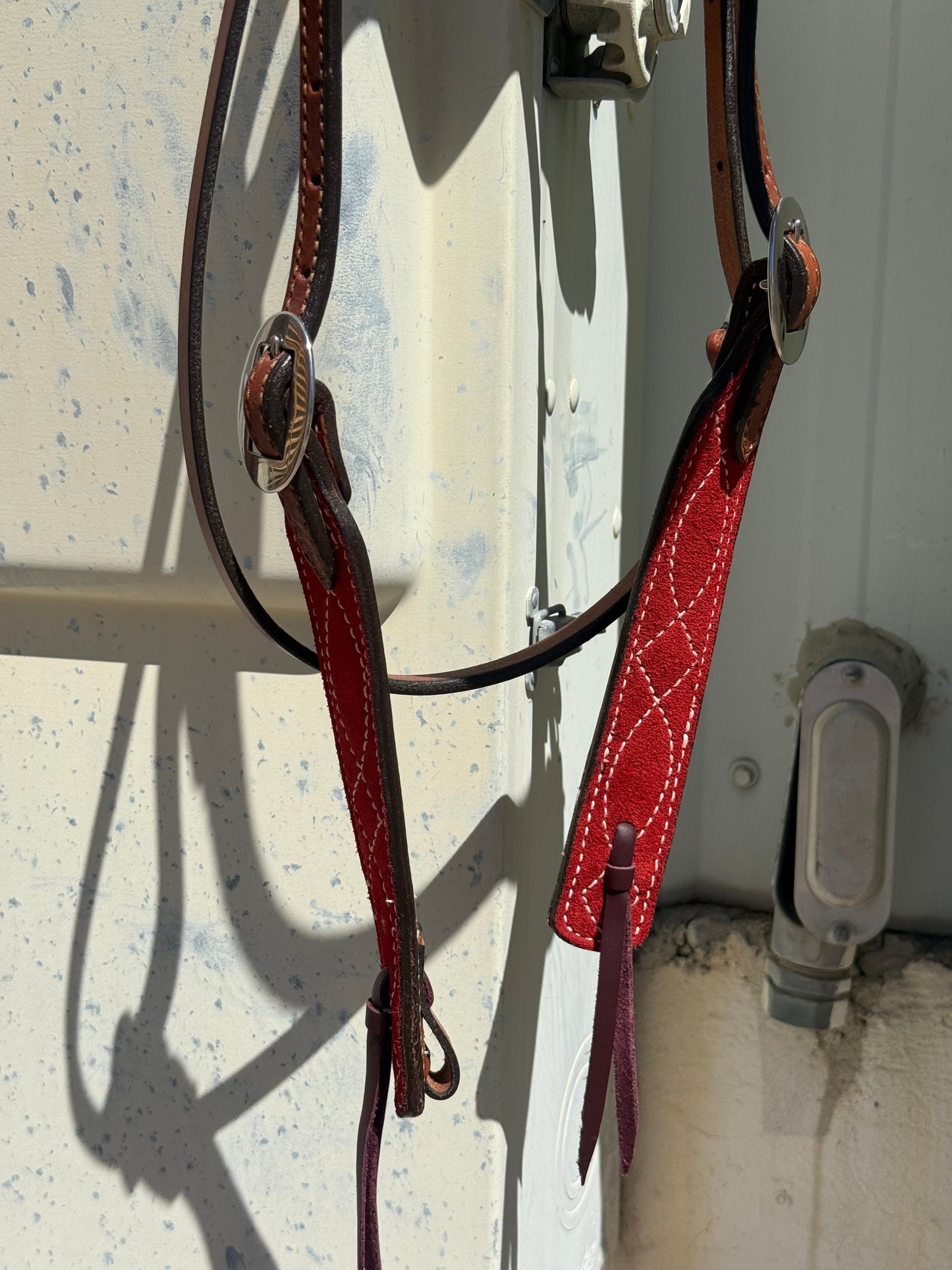 Alamo Saddlery 1-1/2" Contour Browband Headstall | Toast Leather, Red Suede Overlay & Hand Tooling